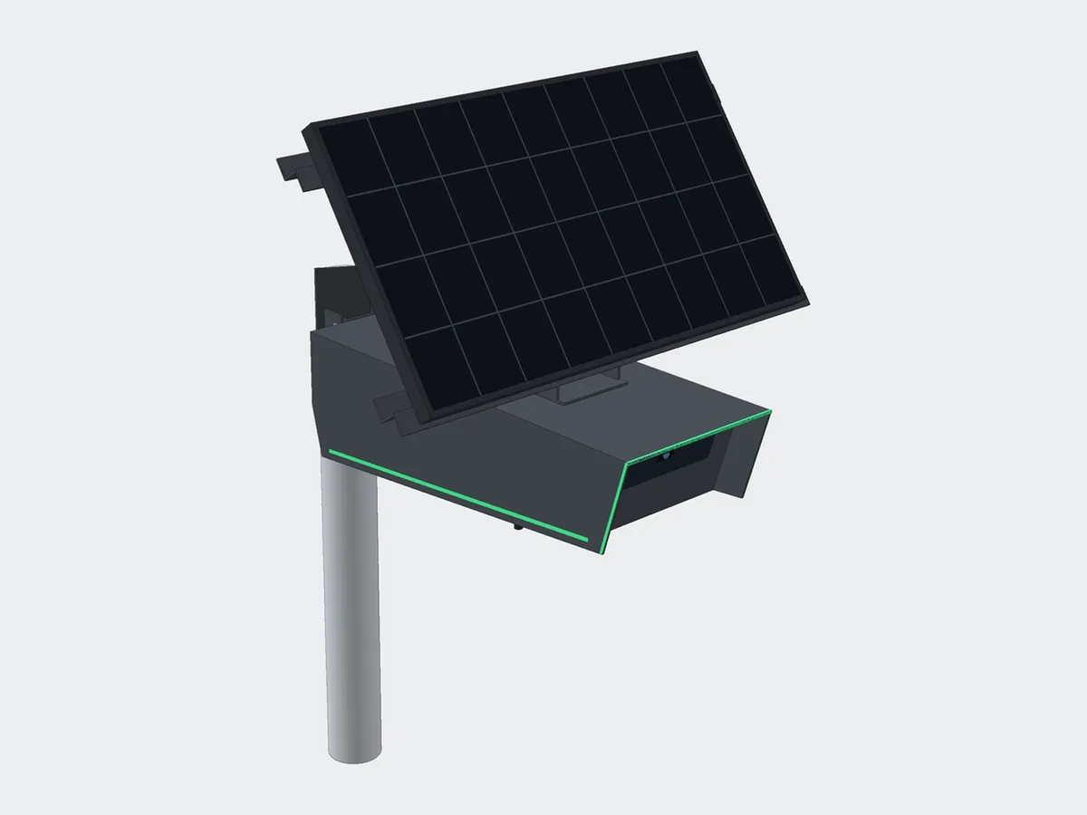 Eagle Eye 55 på stolpe, sett forfra: hette med kamera under overhenget og 55 W solpanel