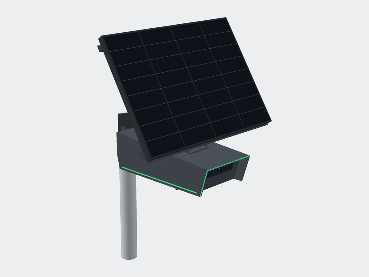 Eagle Eye 80 på stolpe, sett forfra: hette med kamera under overhenget og 80 W solpanel